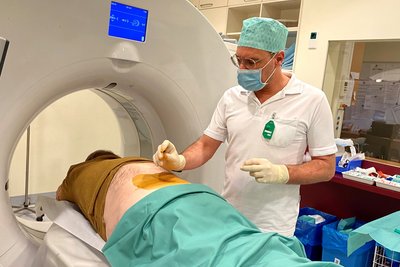 Dr. Hofko infiltriert Patient im CT Schmerzmedikament in die Wirbelsäule