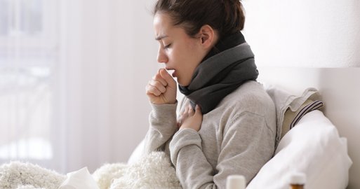 Frau mit Erkältungssymptomen