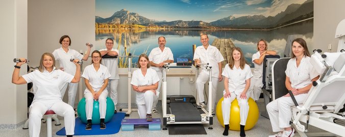 10 MitarbeiterInnen aus der Physiotherapie in einem Trainingsraum  
