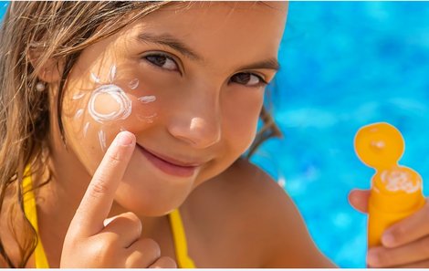Sonnenbrillen und Sonnencreme schützen Kinder beim Aufenthalt im Freien vor Sonnenbrand und Augenschäden