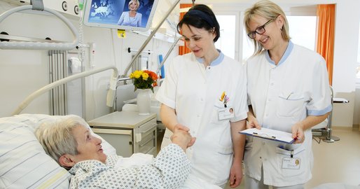 Patientin mit Pflegerinnen
